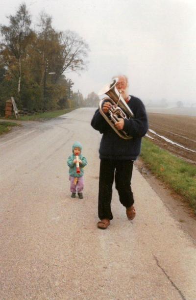 Julie K. Holm og Benny på Suserupvej foran Broby Gamle Skole, 1990 Julie og Benny